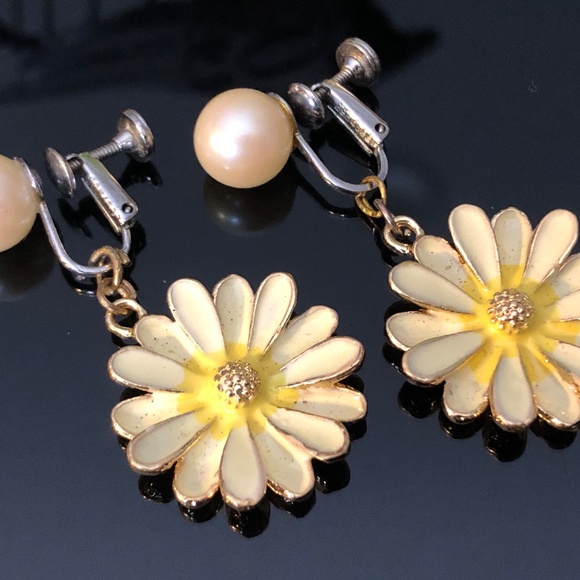 Vintage 50s Faux Pearl Screw Back/Clip On Earrings w/Dangling Ivory Daisy Flower - Picture 3 of 11